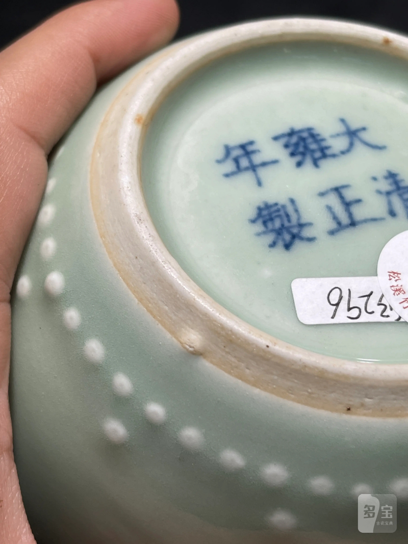 清晚期 豆青釉暗刻团凤纹橄榄尊 - 图9